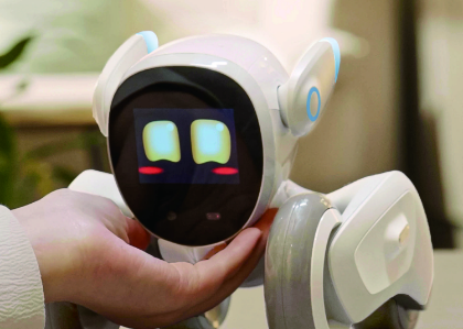 RoBoHoN（ロボホン）：ChatGPTを使った自然な会話を楽しめて、歌やダンスがとても得意なロボット