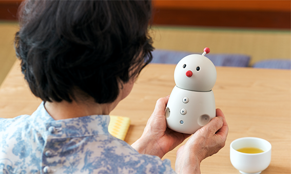 BOCCO emo（ボッコエモ）：高齢者の見守りの悩みを解決してくれるロボット